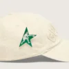 Cremefarbene Baseballkappe mit Ton-in-Ton-«Golden»-Aufnäher und grüner Stern-Anstecknadel