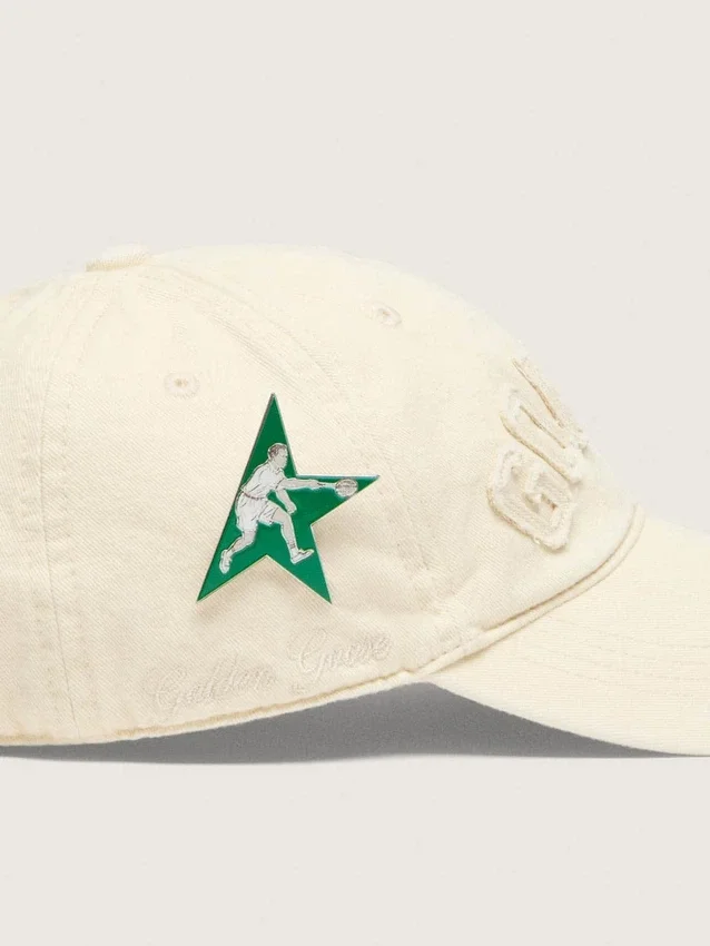 Cremefarbene Baseballkappe mit Ton-in-Ton-«Golden»-Aufnäher und grüner Stern-Anstecknadel