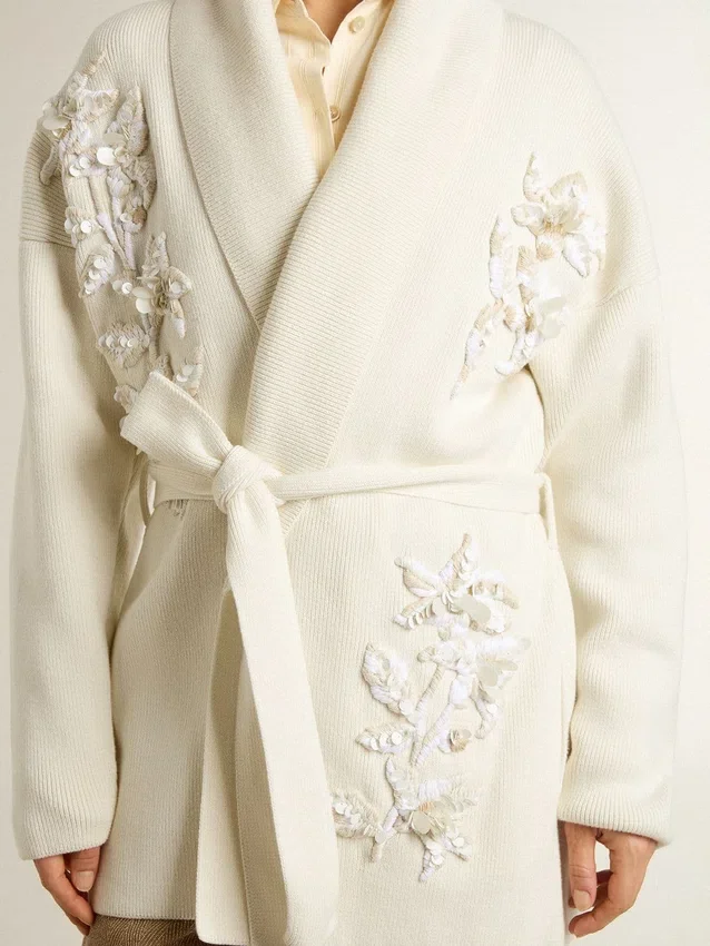 Cremefarbene Damen-Strickjacke aus Baumwolle mit Blumenstickerei