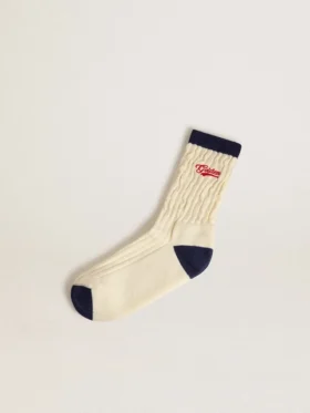 Cremefarbene gerippte Socken mit marineblauen Details und rotem Logo