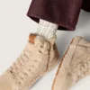 Cremefarbene Socken mit Used-Look-Details und Strasssteinen