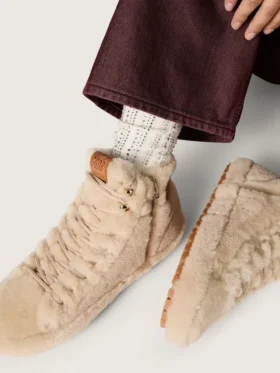 Cremefarbene Socken mit Used-Look-Details und Strasssteinen