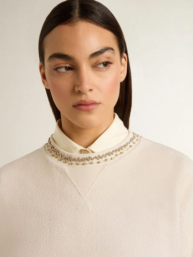 Cremefarbenes, kurzes Damen-Sweatshirt aus Baumwolle mit Kristallen auf der Vorderseite