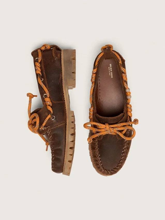 Cruise-Loafer für Damen aus braunem, gewachstem Wildleder mit taubengrauen Wanderschnürsenkeln