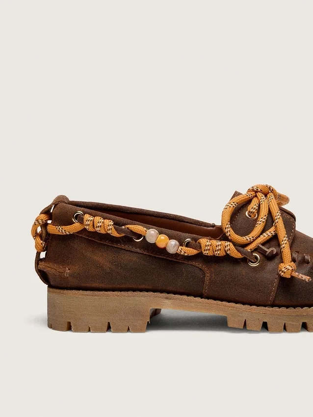 Cruise-Loafer für Damen aus braunem, gewachstem Wildleder mit taubengrauen Wanderschnürsenkeln