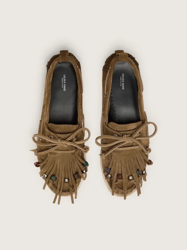 Cruise-Loafer für Damen aus khakifarbenem Wildleder mit Fransen und mehrfarbigen Perlen