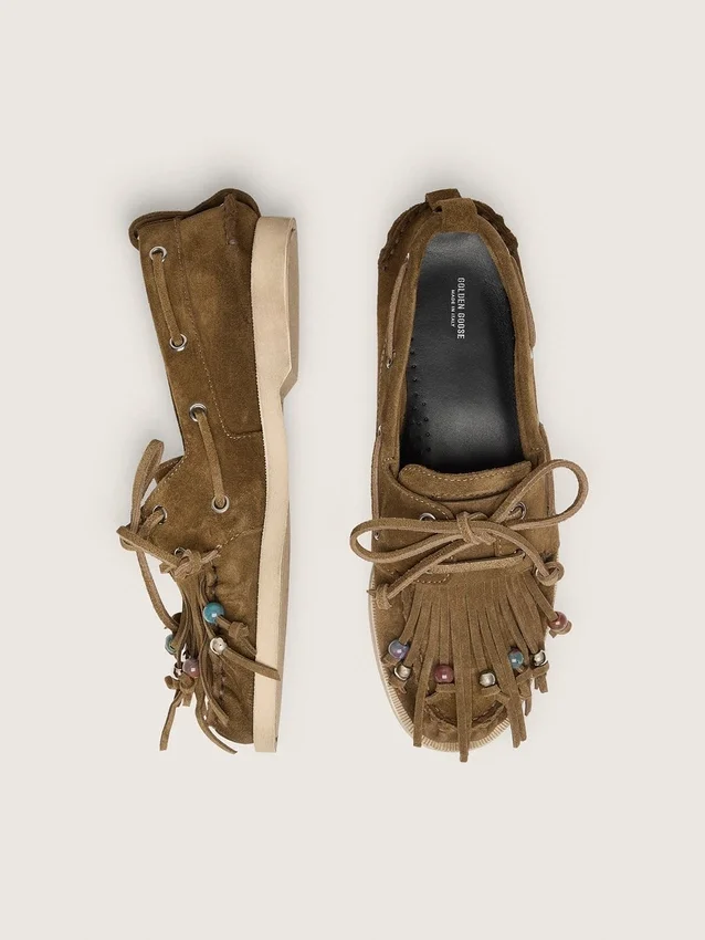 Cruise-Loafer für Damen aus khakifarbenem Wildleder mit Fransen und mehrfarbigen Perlen