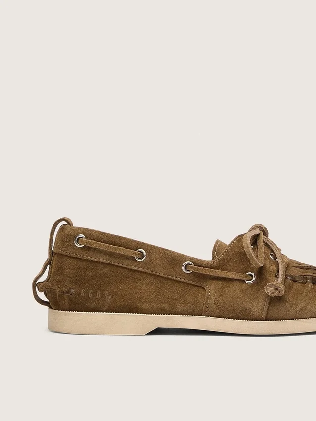 Cruise-Loafer für Damen aus khakifarbenem Wildleder mit Fransen und mehrfarbigen Perlen