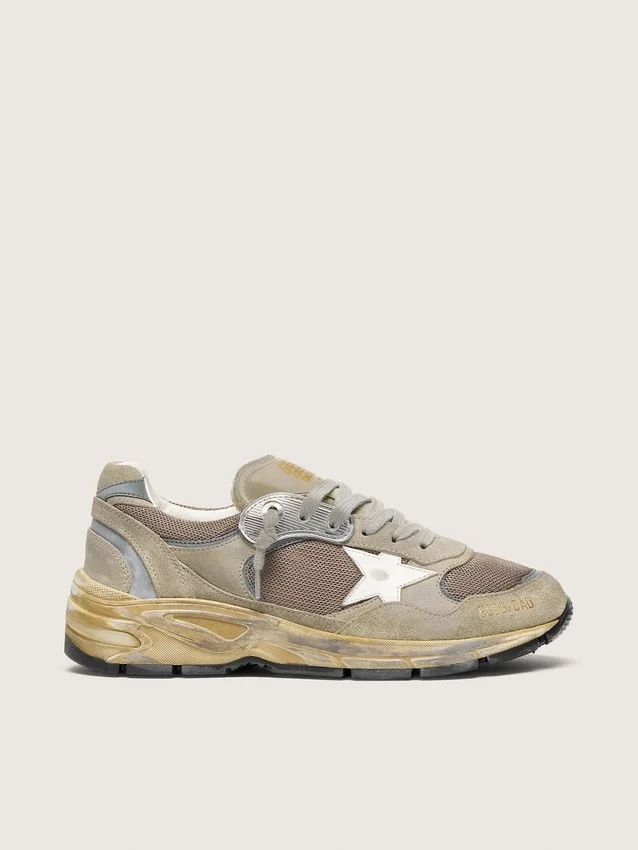 Dad-Star für Damen aus taubengrauem Wildleder und silbernem Mesh mit weissem Lederstern und Fersenlasche aus Wildleder