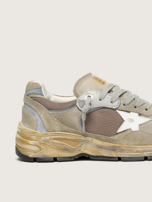 Dad-Star für Damen aus taubengrauem Wildleder und silbernem Mesh mit weissem Lederstern und Fersenlasche aus Wildleder
