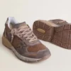 Dad-Star für Herren aus lila Wildleder und Mesh mit laminiertem Lederstern und Fersenlasche