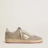Damen-Ball Star aus beigem Wildleder mit goldmetallischem Lederstern und Perlenbeschriftung