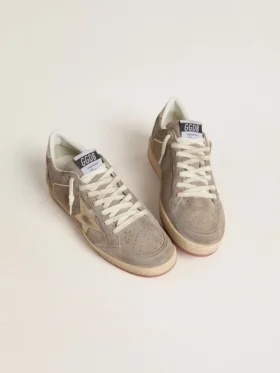 Damen-Ball Star aus beigem Wildleder mit goldmetallischem Lederstern und Perlenbeschriftung