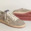 Damen-Ball Star aus beigem Wildleder mit goldmetallischem Lederstern und Perlenbeschriftung