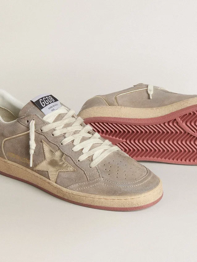 Damen-Ball Star aus beigem Wildleder mit goldmetallischem Lederstern und Perlenbeschriftung