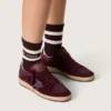 Damen-Ball Star aus burgunderrotem Wildleder mit Kristallstern und Fersenlasche aus Metallic-Leder