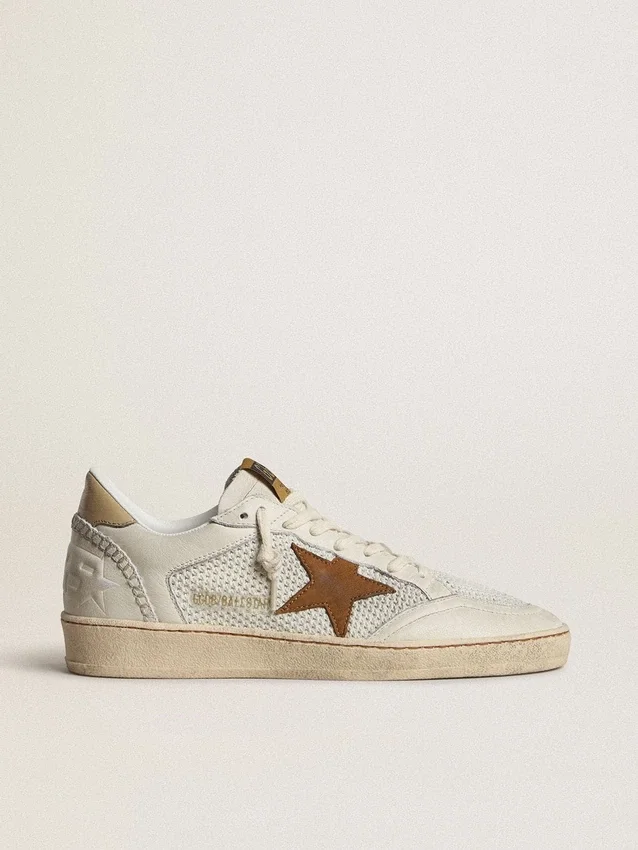 Damen-Ball Star aus weissem Nappa und Mesh mit tabakfarbenem Nubuk-Stern und beiger Fersenlasche