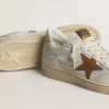 Damen-Ball Star aus weissem Nappa und Mesh mit tabakfarbenem Nubuk-Stern und beiger Fersenlasche