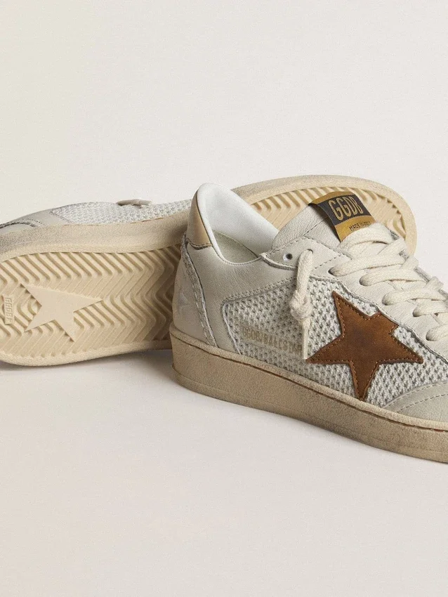 Damen-Ball Star aus weissem Nappa und Mesh mit tabakfarbenem Nubuk-Stern und beiger Fersenlasche