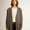 Damen-Cardigan aus meliertem grauen Baumwollstoff mit Logo auf der Rückseite