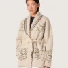 Damen-Cardigan mit Gürtel aus beiger Wollmischung mit Kontraststickerei