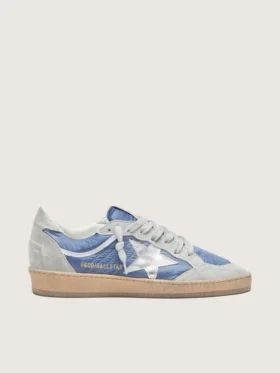 Damen-Modell «Ball Star» aus denimblauem Nylon mit hellgrauen Wildledereinsätzen und einem Stern aus metallisch-silbernem Leder