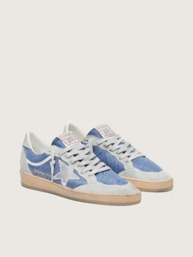 Damen-Modell «Ball Star» aus denimblauem Nylon mit hellgrauen Wildledereinsätzen und einem Stern aus metallisch-silbernem Leder