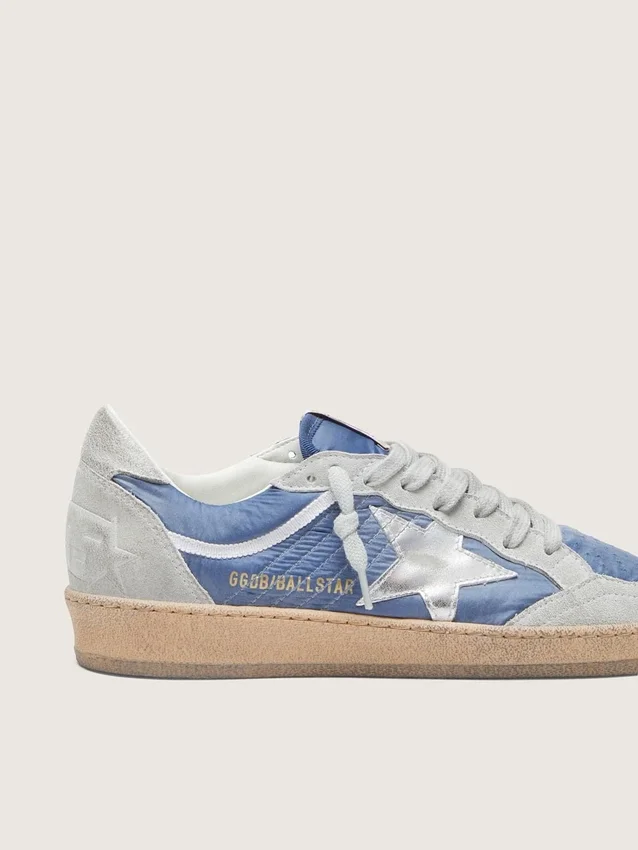 Damen-Modell «Ball Star» aus denimblauem Nylon mit hellgrauen Wildledereinsätzen und einem Stern aus metallisch-silbernem Leder