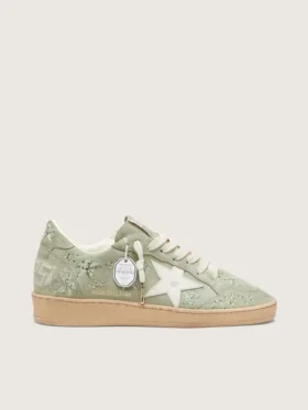 Damen-Modell «Ball Star» aus salbeigrünem Wildleder mit weissem Lederstern und farblich abgestimmter Swarovski-Blumenstickerei