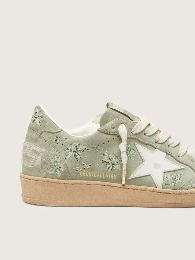 Damen-Modell «Ball Star» aus salbeigrünem Wildleder mit weissem Lederstern und farblich abgestimmter Swarovski-Blumenstickerei