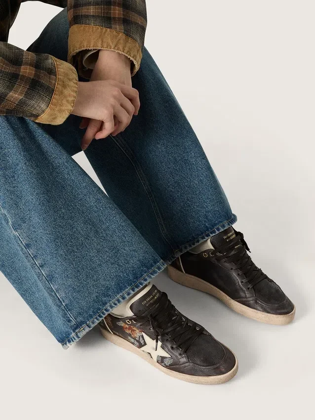 Damen-Modell «Ball Star LTD» aus Ebenholz-Nappa mit mehrfarbiger Stickerei und weissem Stern