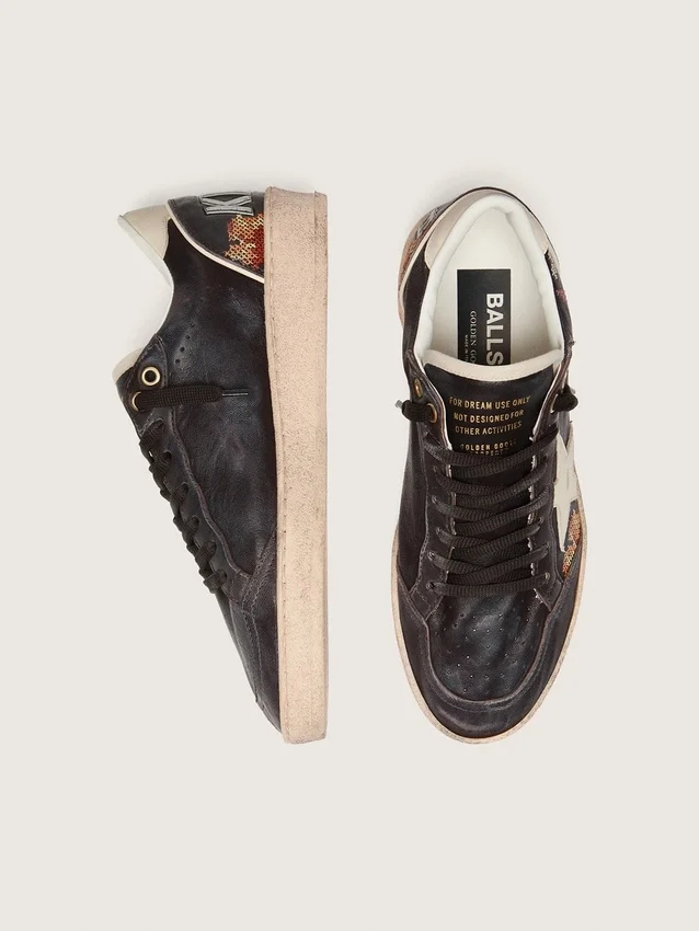 Damen-Modell «Ball Star LTD» aus Ebenholz-Nappa mit mehrfarbiger Stickerei und weissem Stern