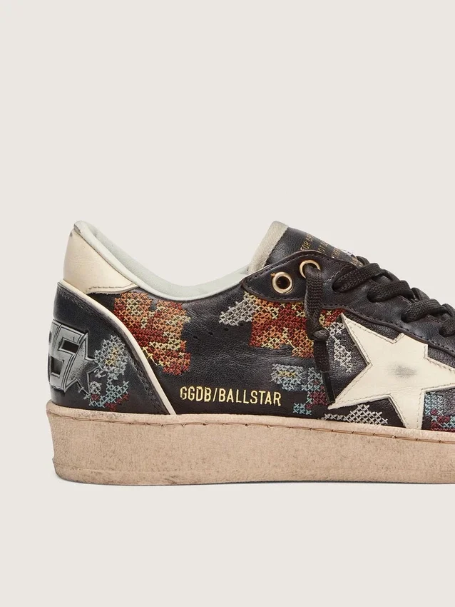 Damen-Modell «Ball Star LTD» aus Ebenholz-Nappa mit mehrfarbiger Stickerei und weissem Stern