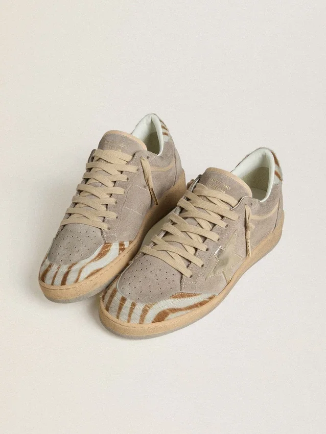 Damen-Modell «Ball Star LTD» aus Wildleder mit Stern aus Metallic-Leder und Fersenlasche aus Zebra-Ponyfell