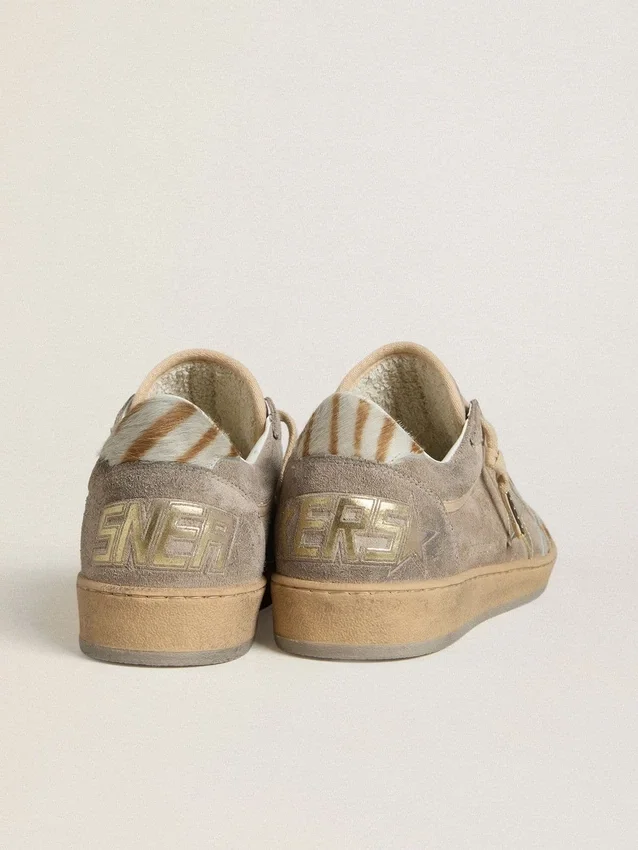 Damen-Modell «Ball Star LTD» aus Wildleder mit Stern aus Metallic-Leder und Fersenlasche aus Zebra-Ponyfell