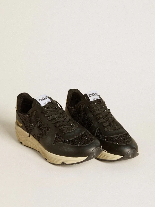 Damen-Running Sole in schwarzem Glitzer mit Lederstern und Fersenlasche aus Nubukleder