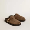Damen-Sabot «Lucy» aus taubengrauem Wildleder mit goldfarbener Metallschnalle