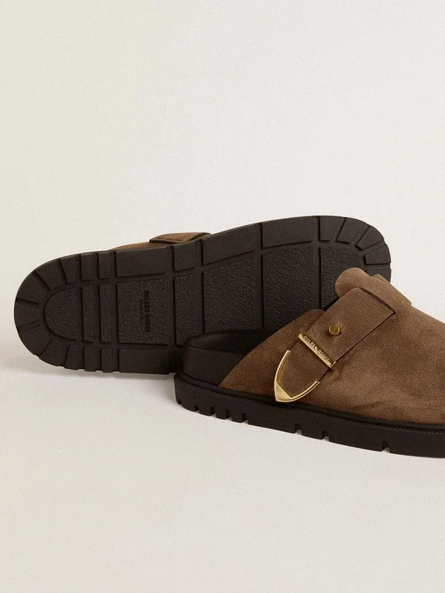 Damen-Sabot «Lucy» aus taubengrauem Wildleder mit goldfarbener Metallschnalle