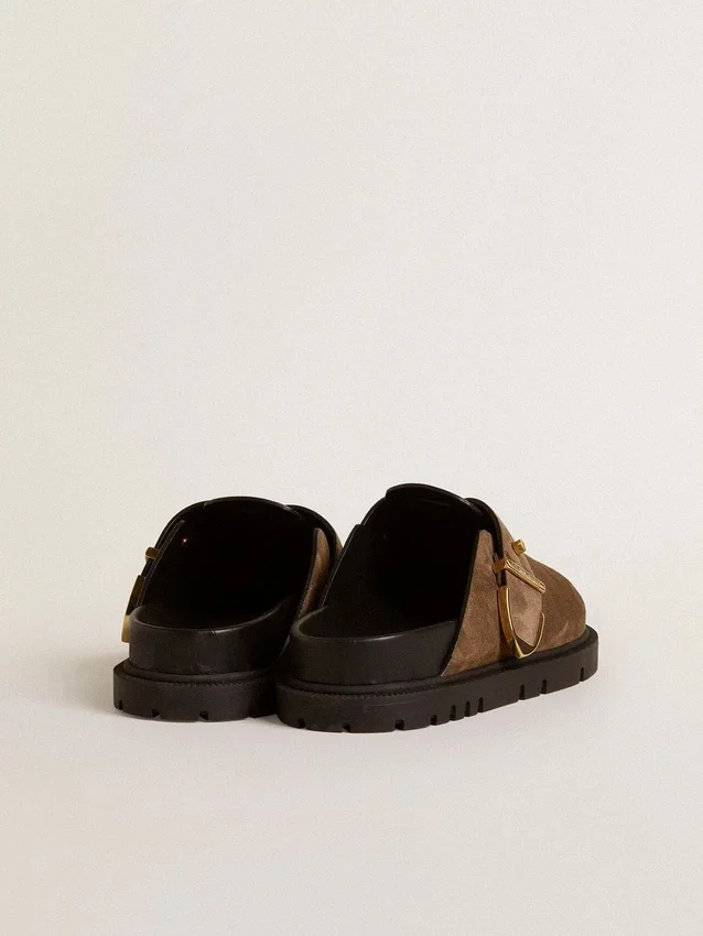Damen-Sabot «Lucy» aus taubengrauem Wildleder mit goldfarbener Metallschnalle