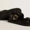 Damen-Sandale «Lucy» aus glänzendem schwarzem Leder mit goldfarbener Metallschnalle
