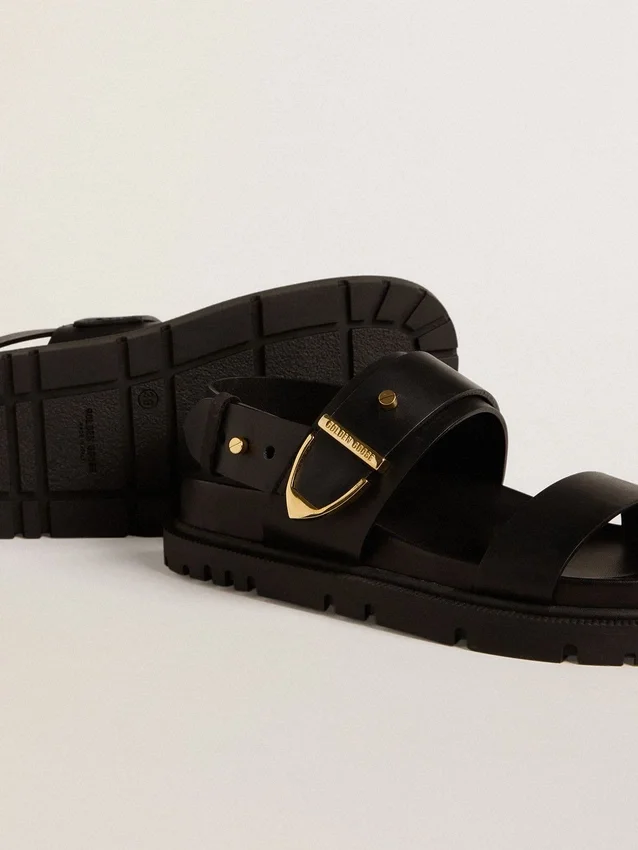Damen-Sandale «Lucy» aus glänzendem schwarzem Leder mit goldfarbener Metallschnalle