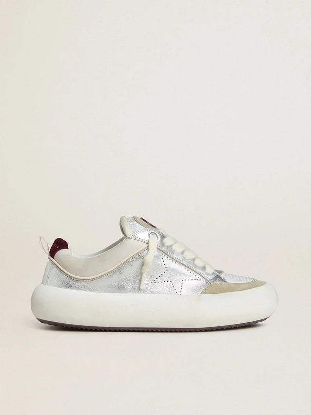 Damen-Schuhe «Space-Star Cube» aus eisgrauem und silbernem Leder mit burgunderroter Fersenlasche