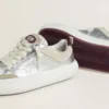 Damen-Schuhe «Space-Star Cube» aus eisgrauem und silbernem Leder mit burgunderroter Fersenlasche