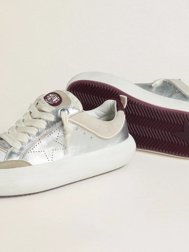 Damen-Schuhe «Space-Star Cube» aus eisgrauem und silbernem Leder mit burgunderroter Fersenlasche