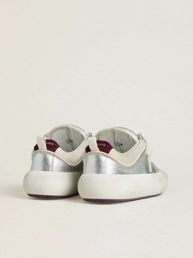 Damen-Schuhe «Space-Star Cube» aus eisgrauem und silbernem Leder mit burgunderroter Fersenlasche