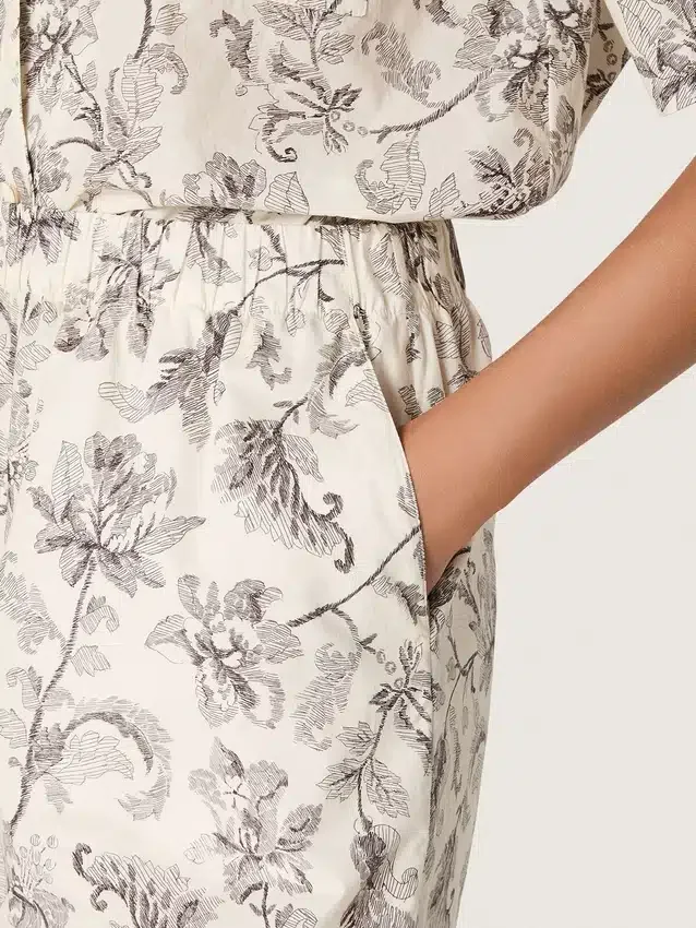 Damen-Shorts aus schwarz-weissem Baumwollpopeline mit Blumenprint
