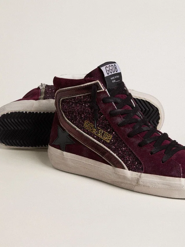 Damen-Slide aus Black-Cherry-Glitzer und Wildleder mit Lederstern und Metallic-Leder-Akzent