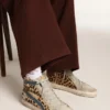 Damen-Slide aus Ponyfell mit Leopardenmuster und silbernem Lederstern