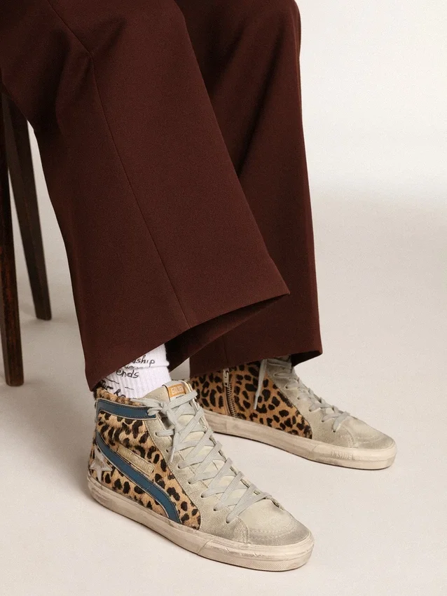 Damen-Slide aus Ponyfell mit Leopardenmuster und silbernem Lederstern