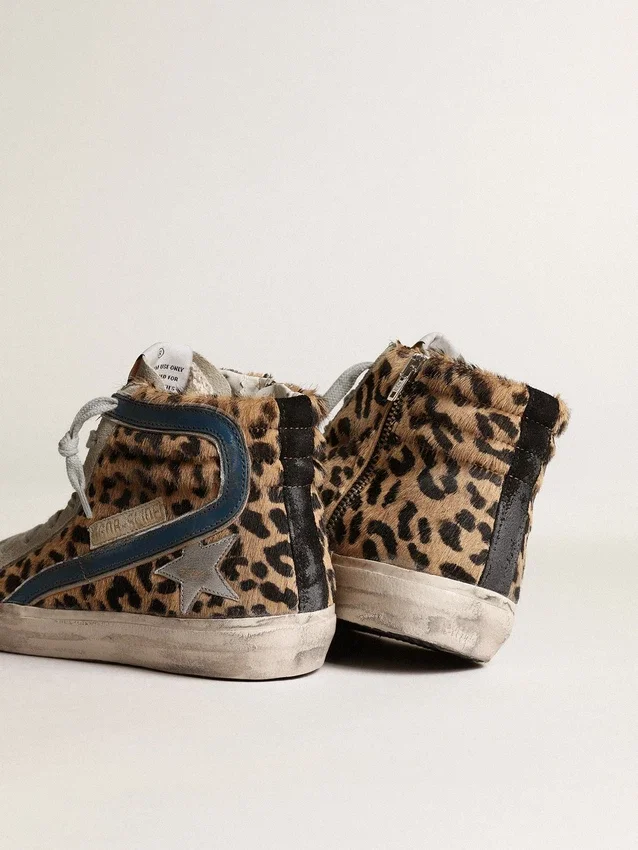 Damen-Slide aus Ponyfell mit Leopardenmuster und silbernem Lederstern